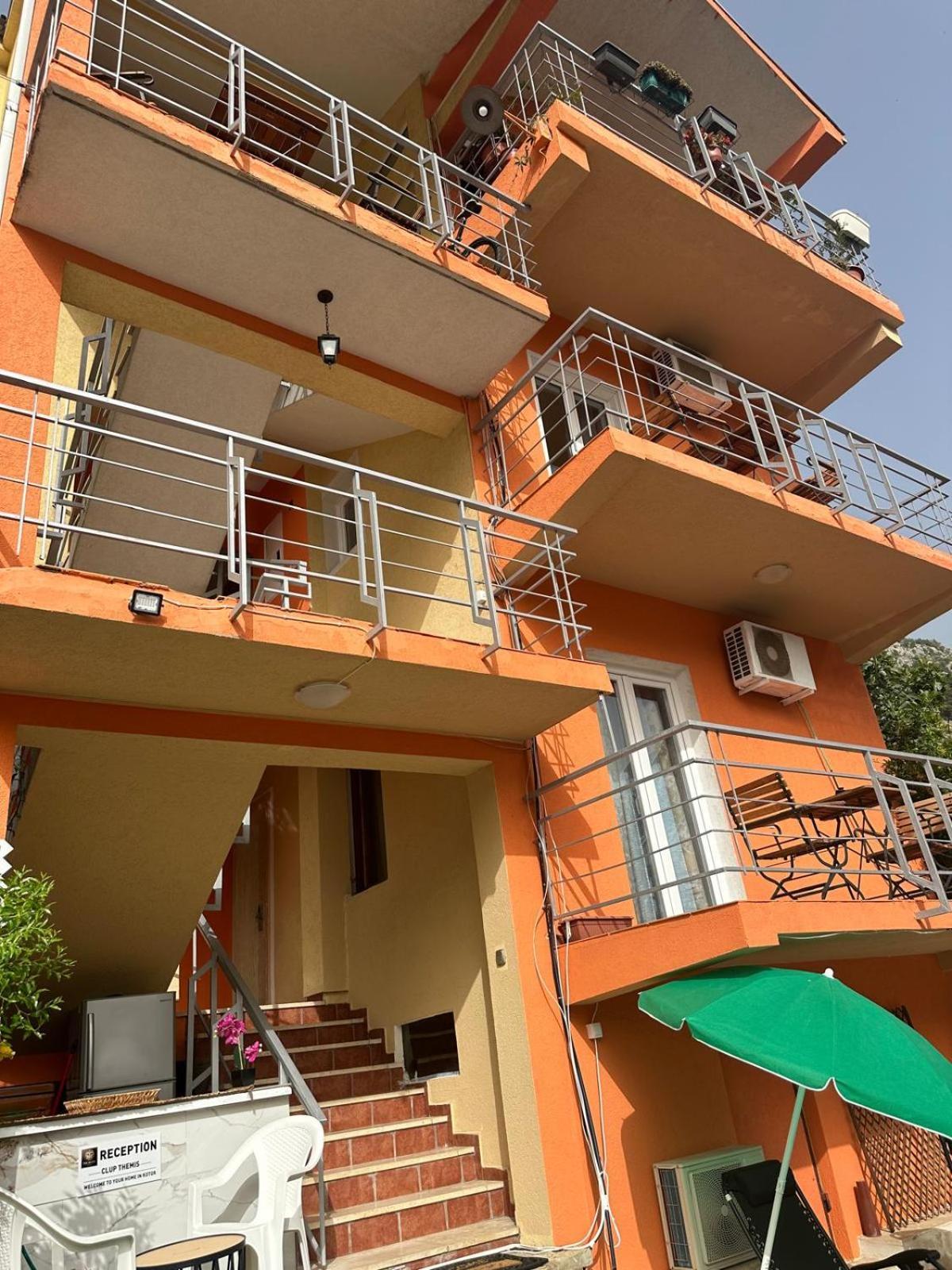 Themis Apart Hotel Котор Екстер'єр фото
