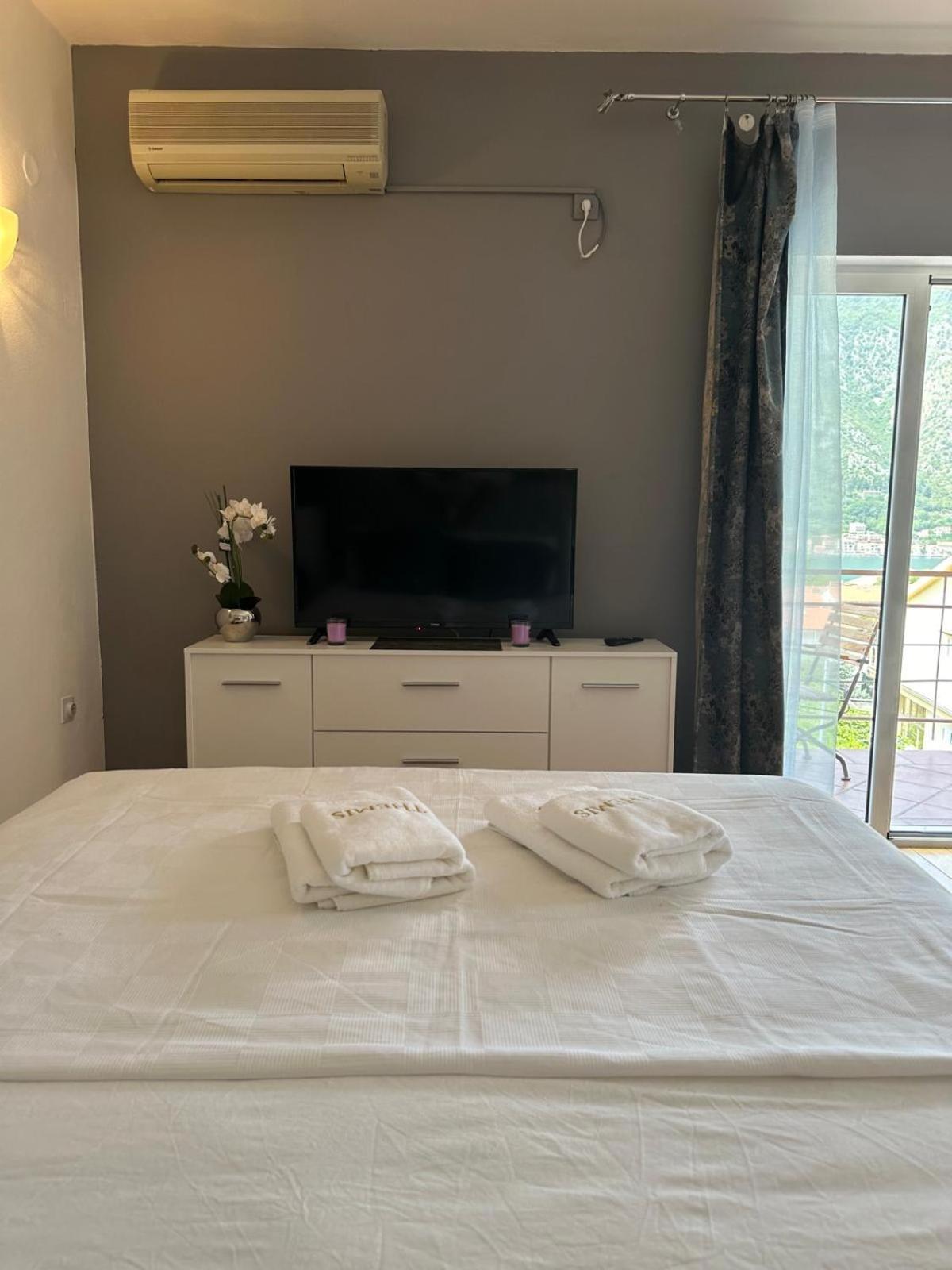 Themis Apart Hotel Котор Екстер'єр фото